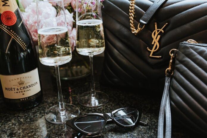 YSL Le 5 à 7 Hobo Bag: Day-to-Night Versatility Assessment
